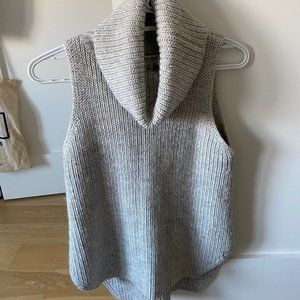 LIKE NEW SLEEVELESS TURTLENECK SWEATER